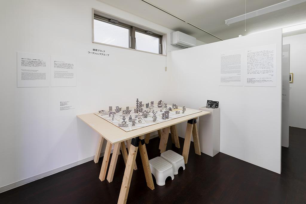 「MOTサテライト 2018 秋 うごきだす物語」展示風景 錯視ブロックワークショップグループ 写真:白井晴幸