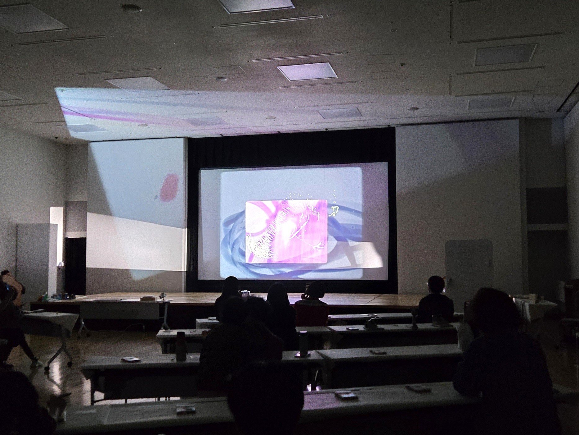 様々な光る線が映し出されている