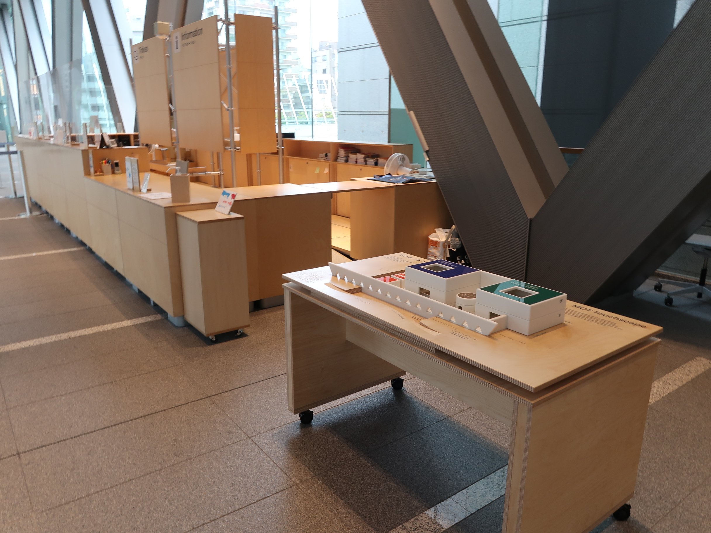 インフォメーションの脇に設置された触察模型の様子