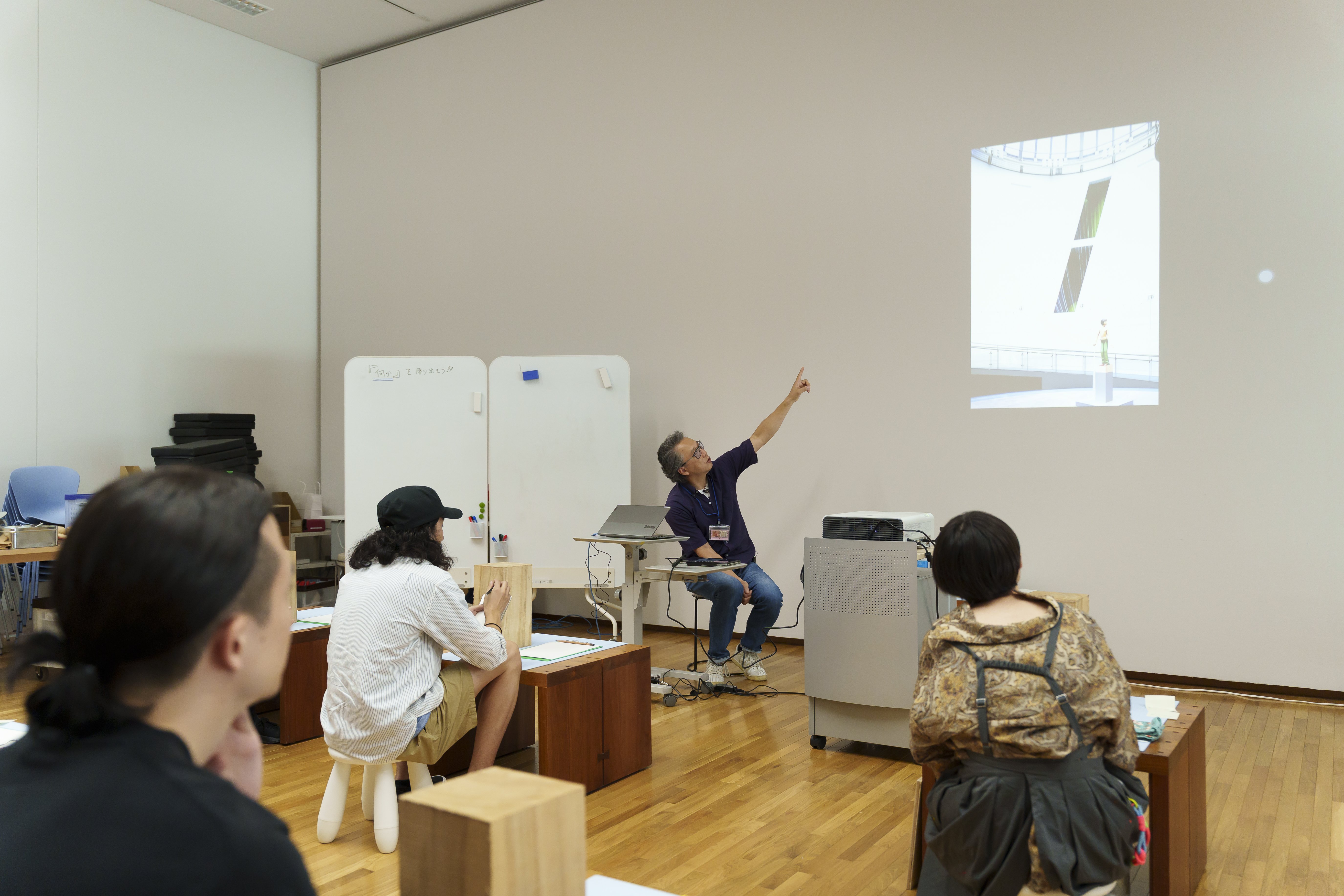 写真を見せながら棚田さんの作品紹介