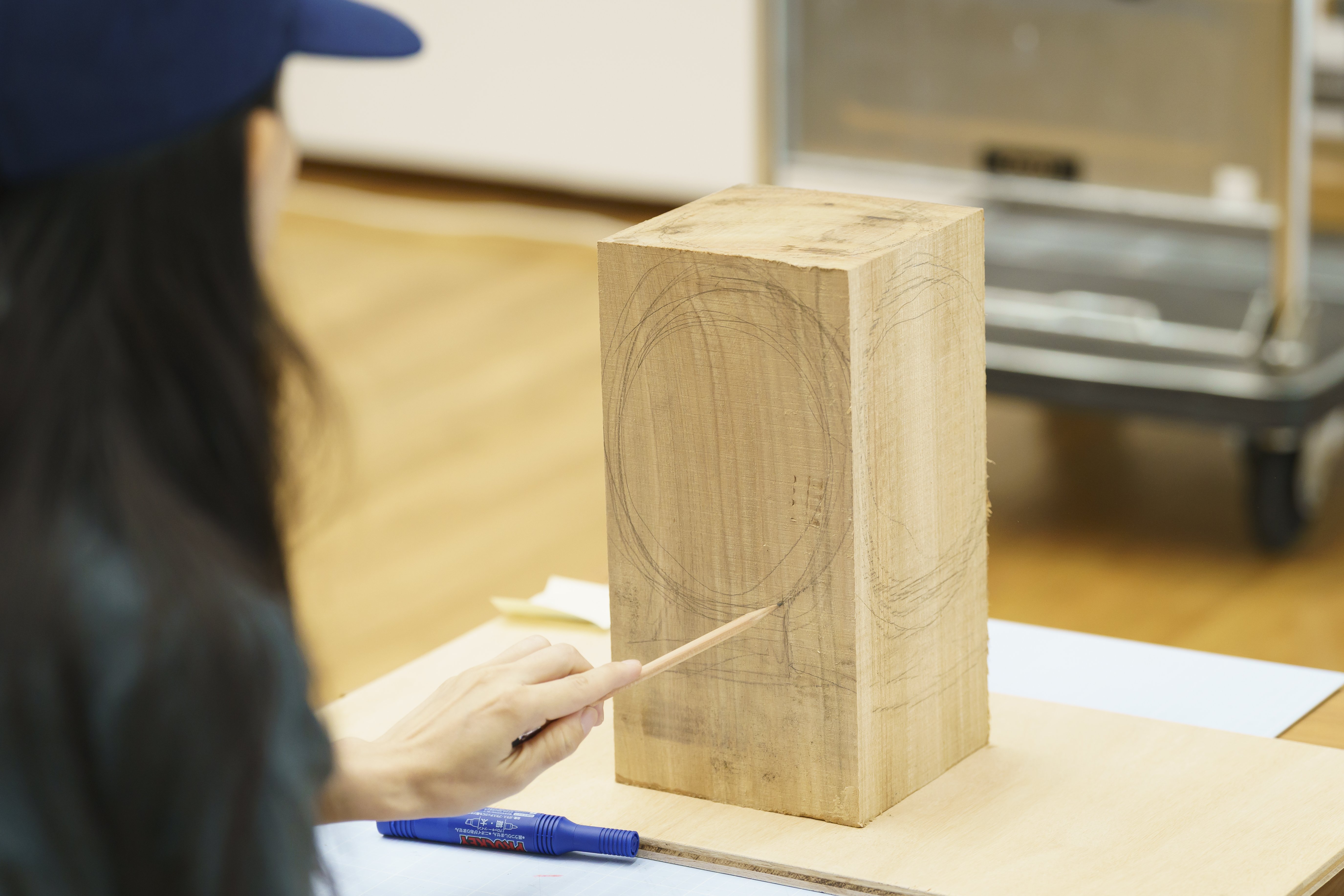 完成形をイメージしながら下絵を描きます