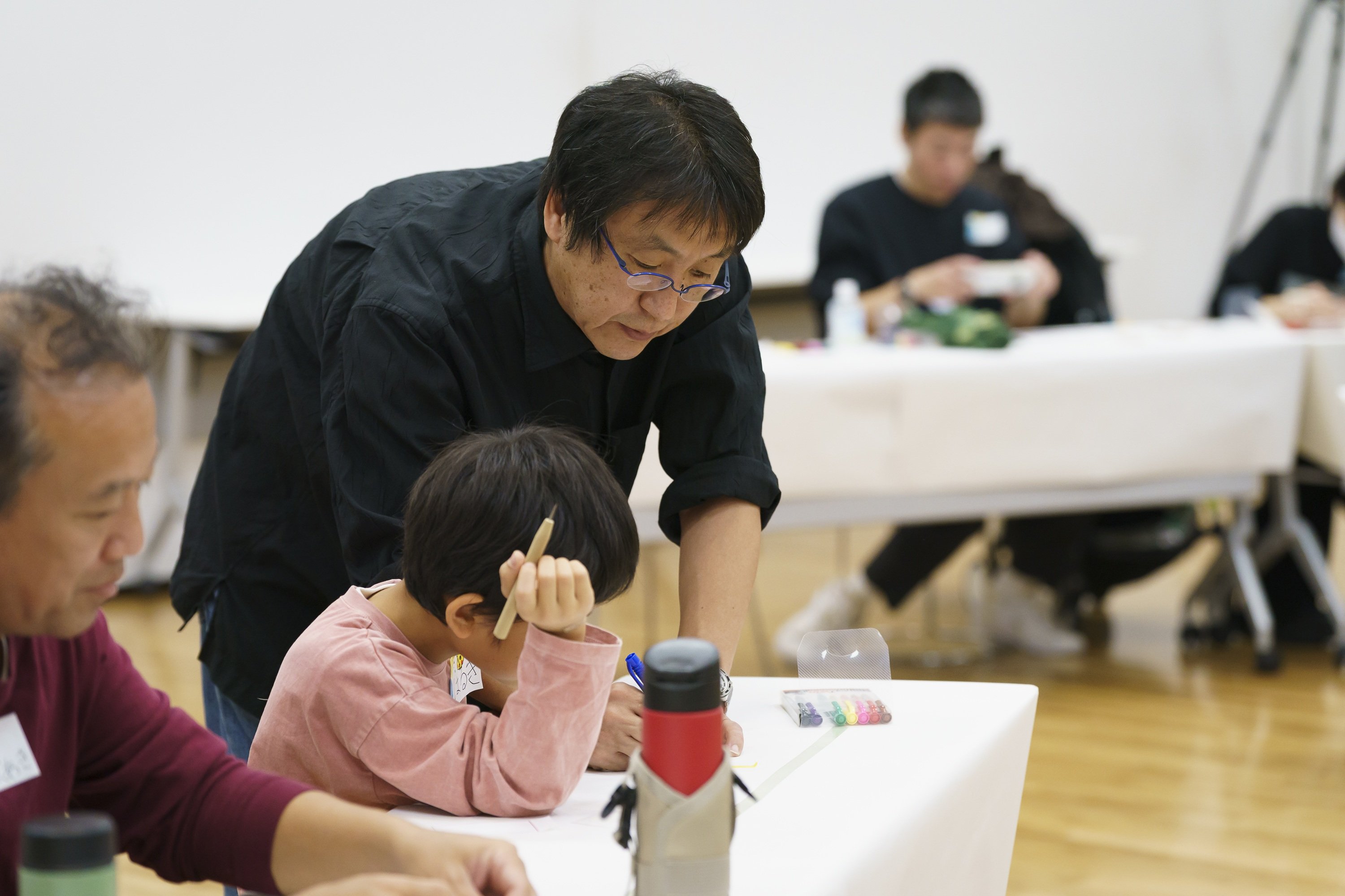 石田さんからアドバイスをもらいながら描く