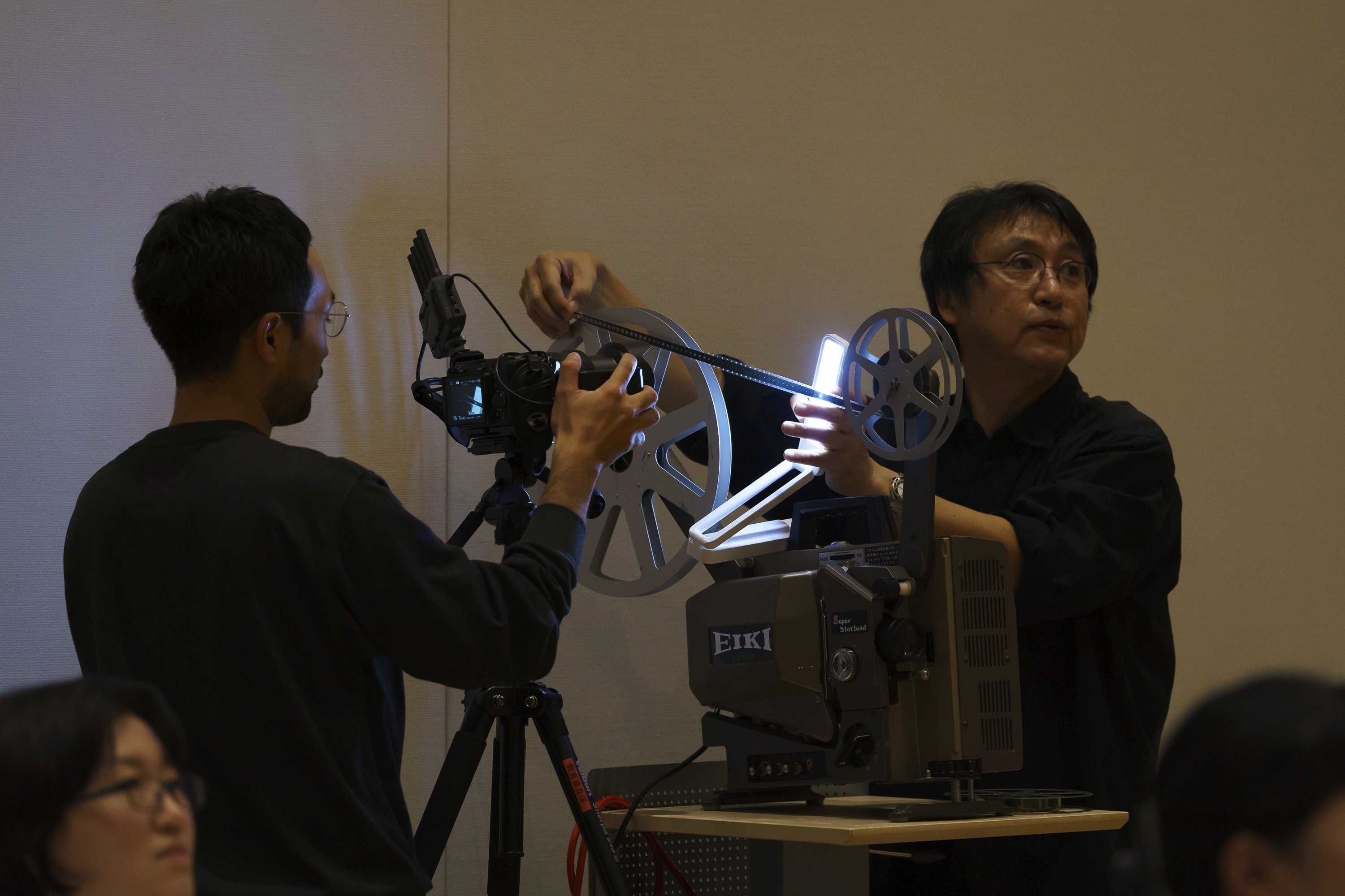 1本になったフィルムを映写機に通して上映会