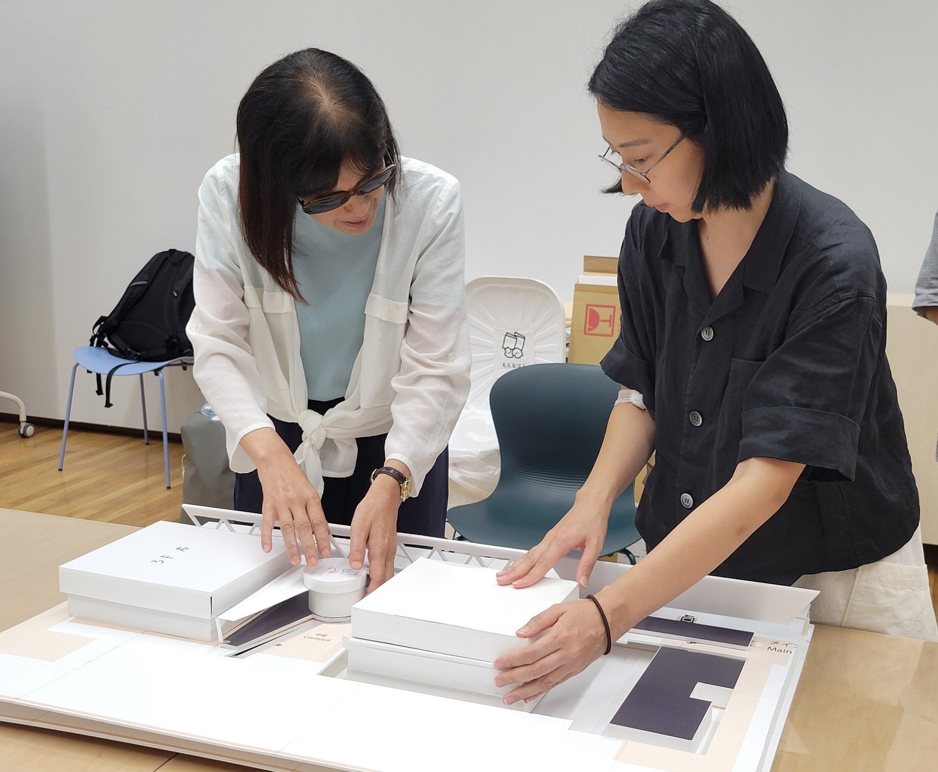 サイズ感などを触りながら確認。写真左は半田こづえ氏、右はデザイナーの山口萌子氏