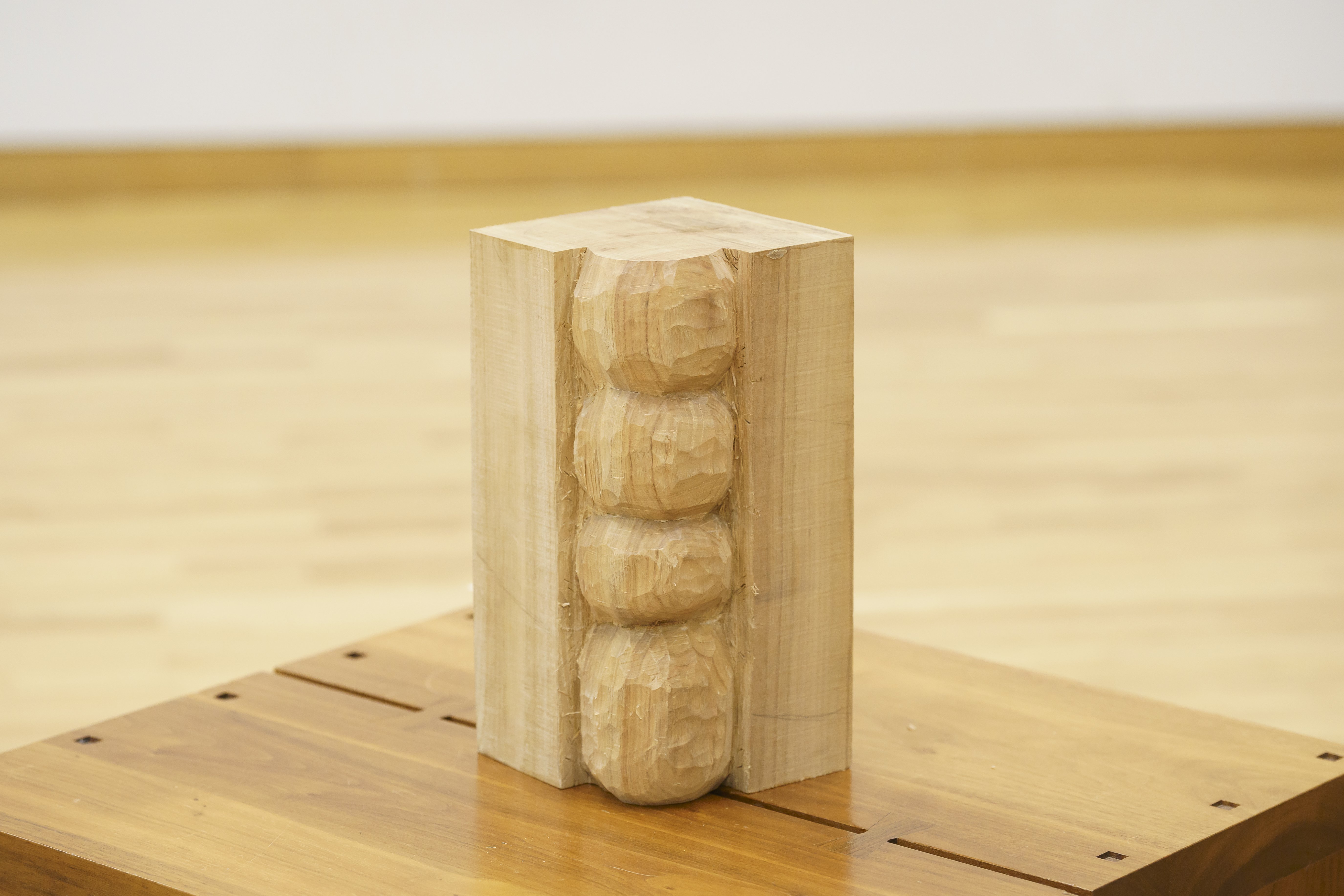 別の角度は直方体の木のかたまりですが、向きを変えると丸い形が連なっているという作品