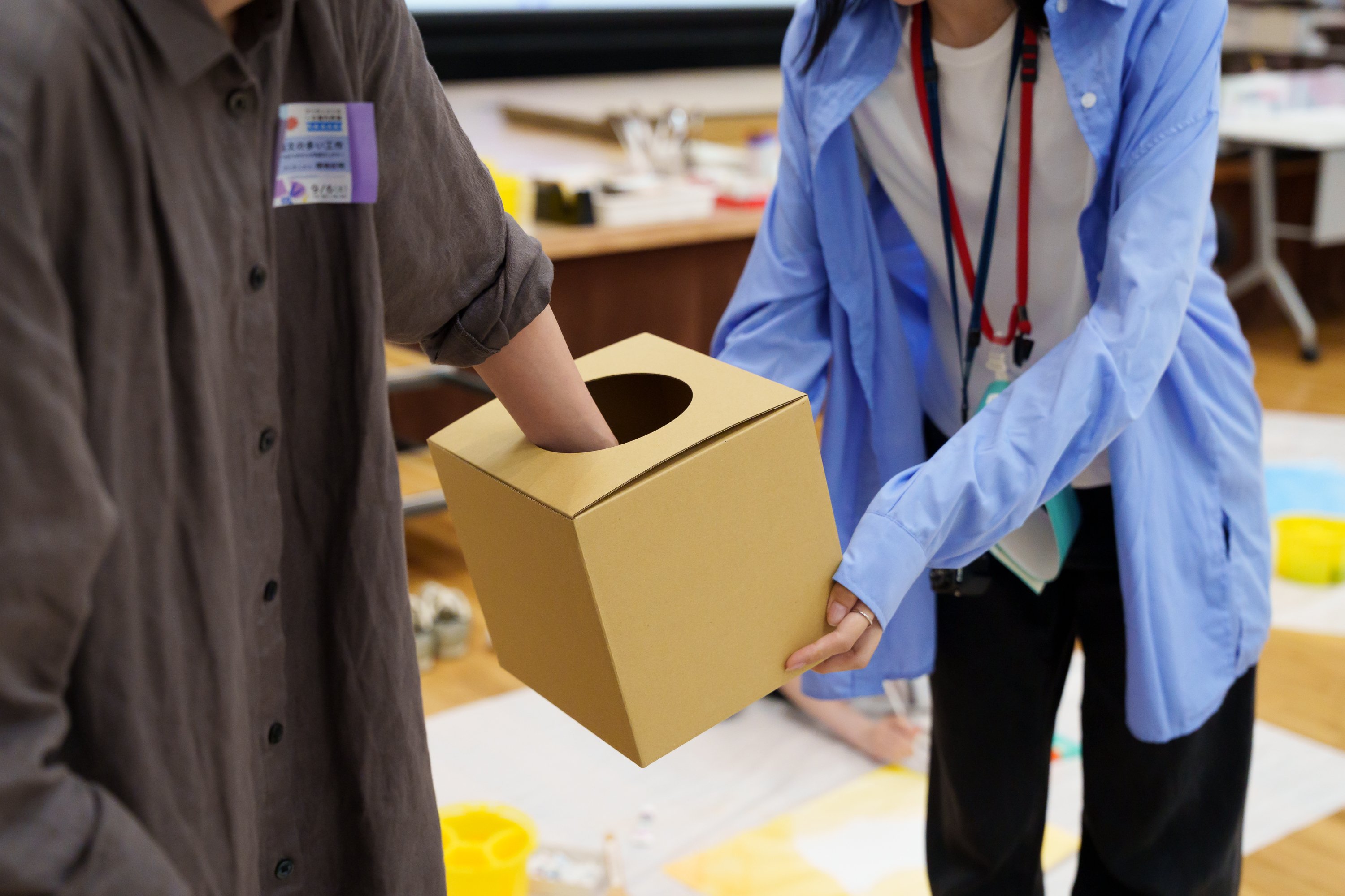 一人ずつ、ミッションが書かれたくじを引きます