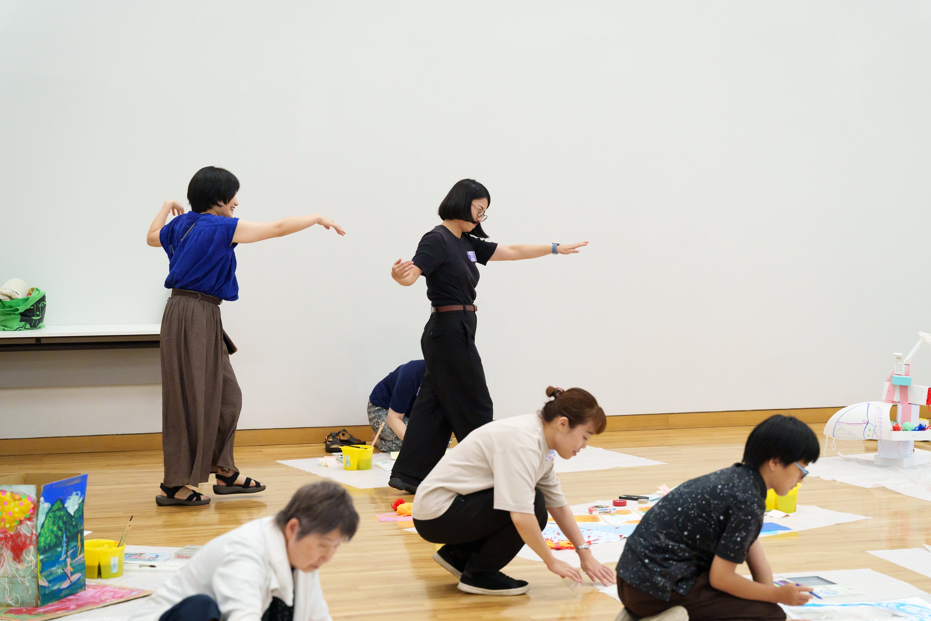 ミッション「だれかをさそい、講堂のすみで10ｍ泳いでいる」様子