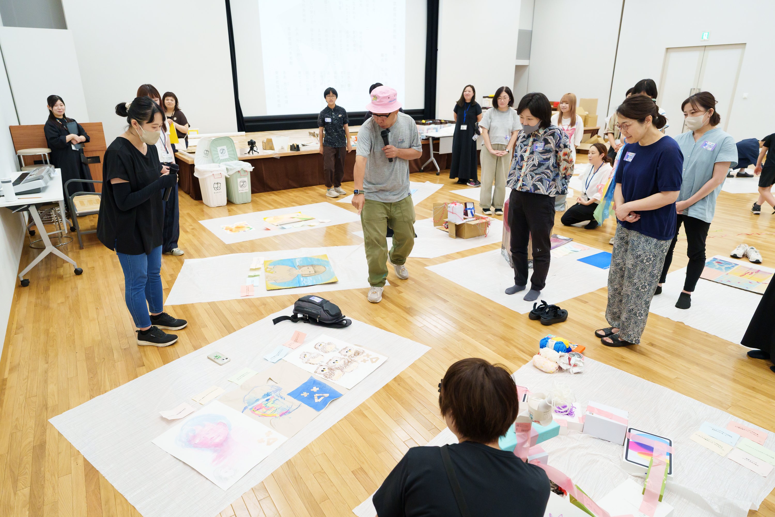 最後には、開発さんからのコメントを受けながら、参加者の作品を全員で鑑賞