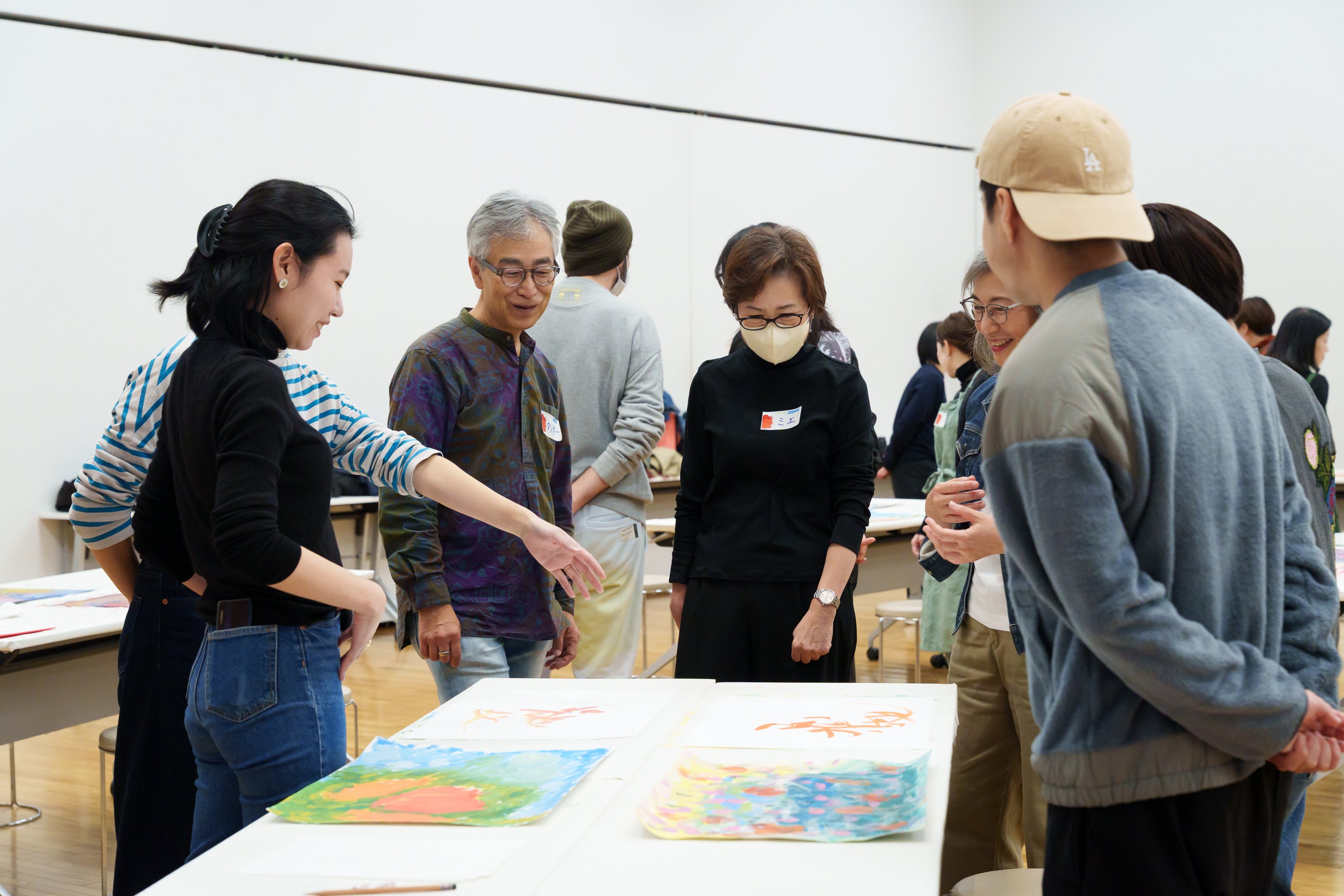 参加者同士で作品を見合う様子