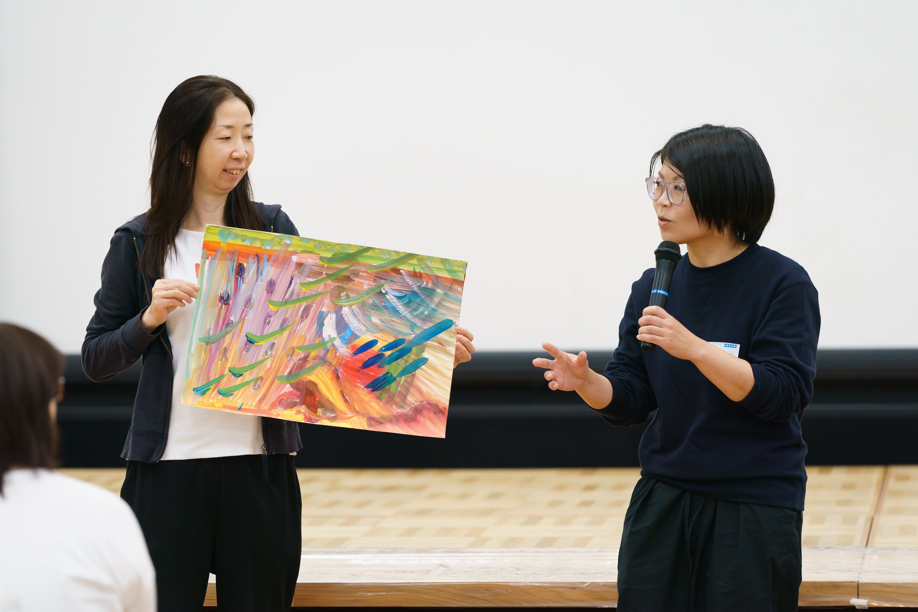 友人同士のペアが作品を発表する様子