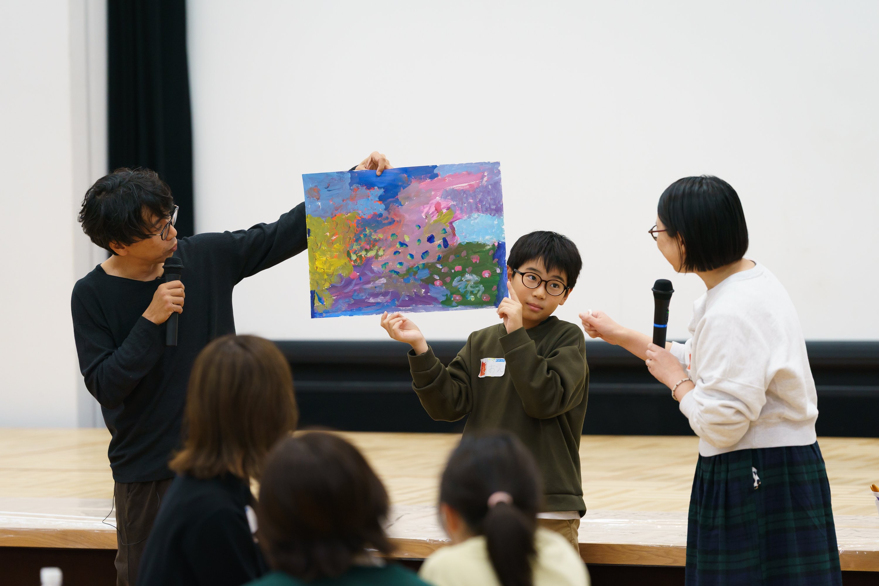親子で作品を紹介する様子