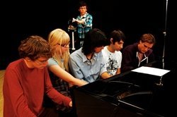 田中功起_Piano Played by Five Pianists.jpg