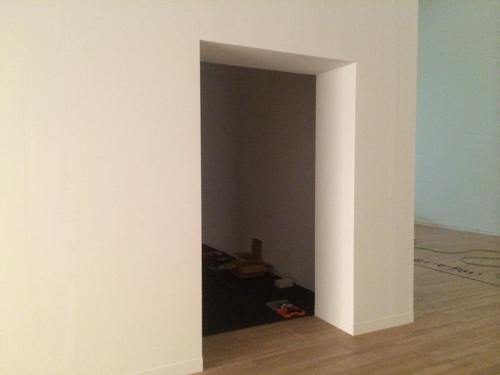 クワクボさん展示作業中.jpg