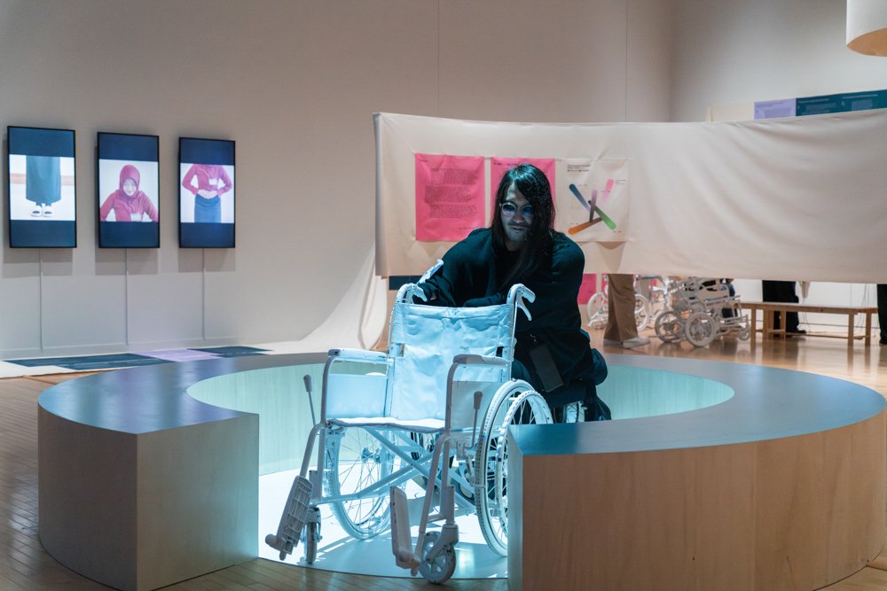 Performance “walking practice™: Experimenting with the Choreography of Wheelchairs at MOT” by Hiwa Kazuhiko, August 30 and 31, 2025. Photo by Kei Murata.