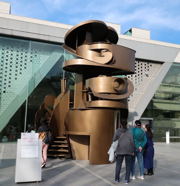 アンソニー・カロ《発見の塔》鑑賞風景