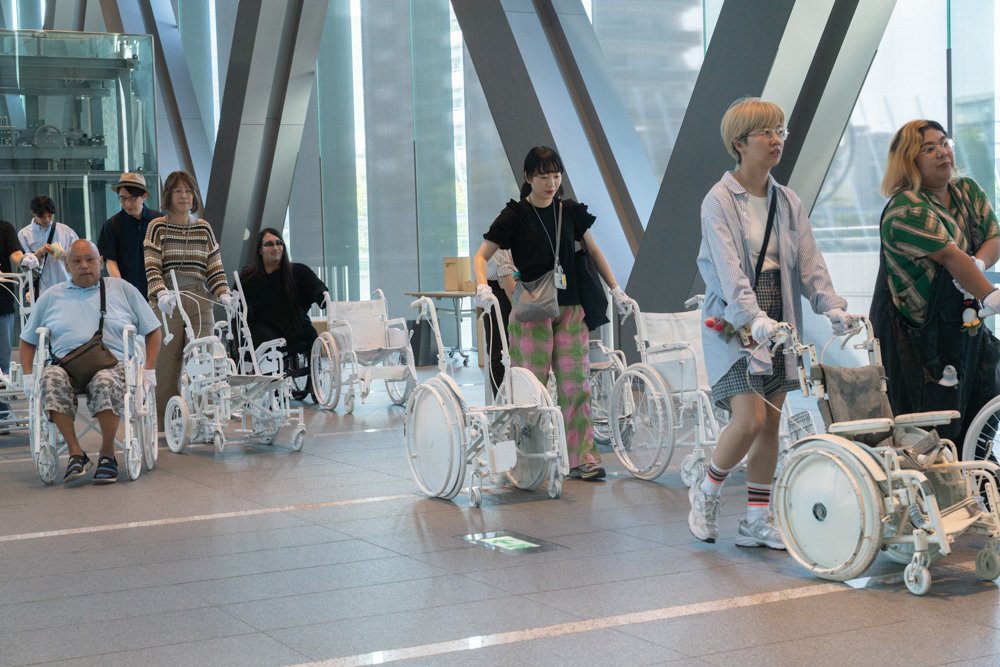 檜皮一彦 パフォーマンス《walkingpractice™：MOTにおける車いすのコレオグラフィーを実験する。》2025年8月30日、31日　撮影：村田啓