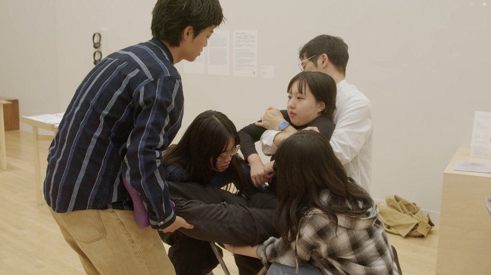 大和楓 パフォーマンス＆ワークショップ《仰向けで背負う》2025年10月25日、26日　撮影（映像より抜粋）：阪中隆文
