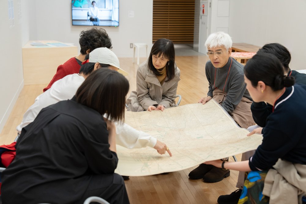 トランスフィールドスタジオ《堆積に際して》ツアーとおしゃべり、2025年11月15日撮影：河原 孝典