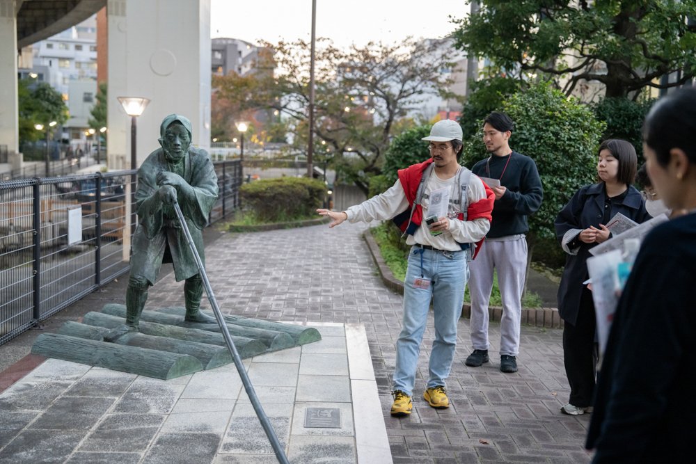 トランスフィールドスタジオ《堆積に際して》ツアーとおしゃべり、2025年11月15日撮影：河原 孝典