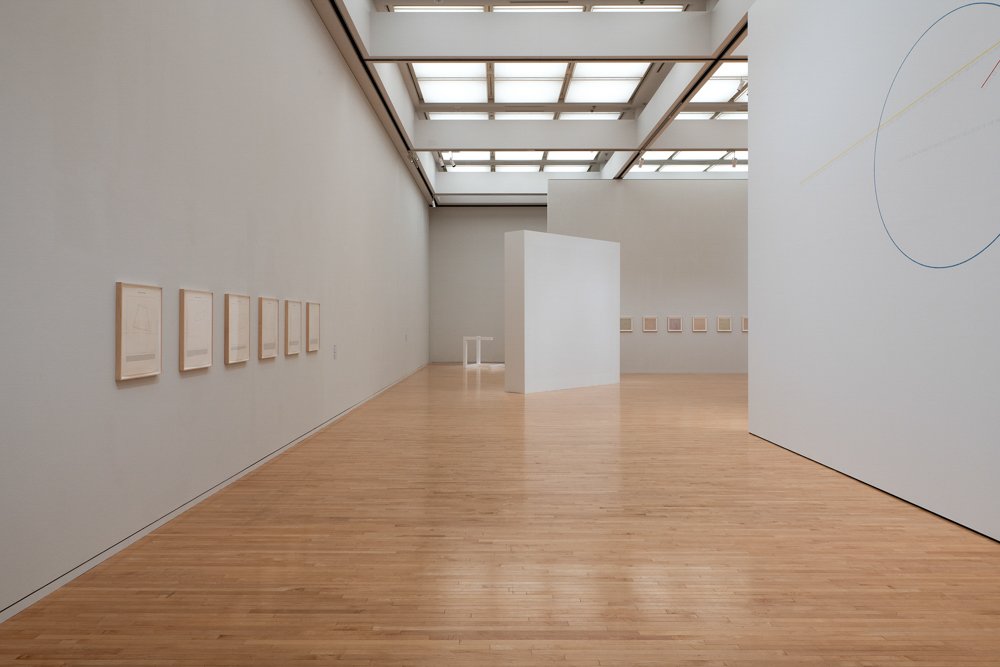 「ソル・ルウィット　オープン・ストラクチャー」展示風景、東京都現代美術館、2025年 © 2025 The LeWitt Estate / Artists Rights Society (ARS), New York. Courtesy Paula Cooper Gallery. Photo: Kazuo Fukunaga