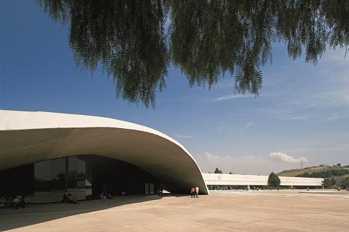 オスカー・ニーマイヤー展 | 展覧会 | 東京都現代美術館｜MUSEUM OF