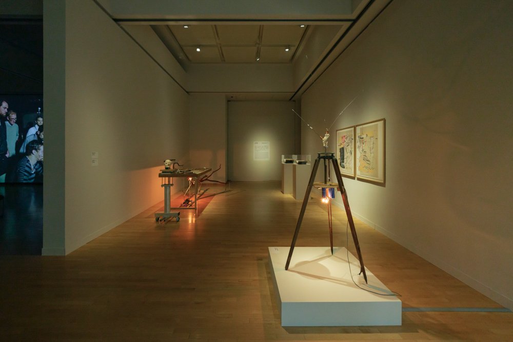 「ミッション∞インフィニティ｜宇宙＋量子＋芸術」展示風景、東京都現代美術館、2026年 片岡純也＋岩竹理恵《KEK曲解模型群》 撮影：大倉英揮