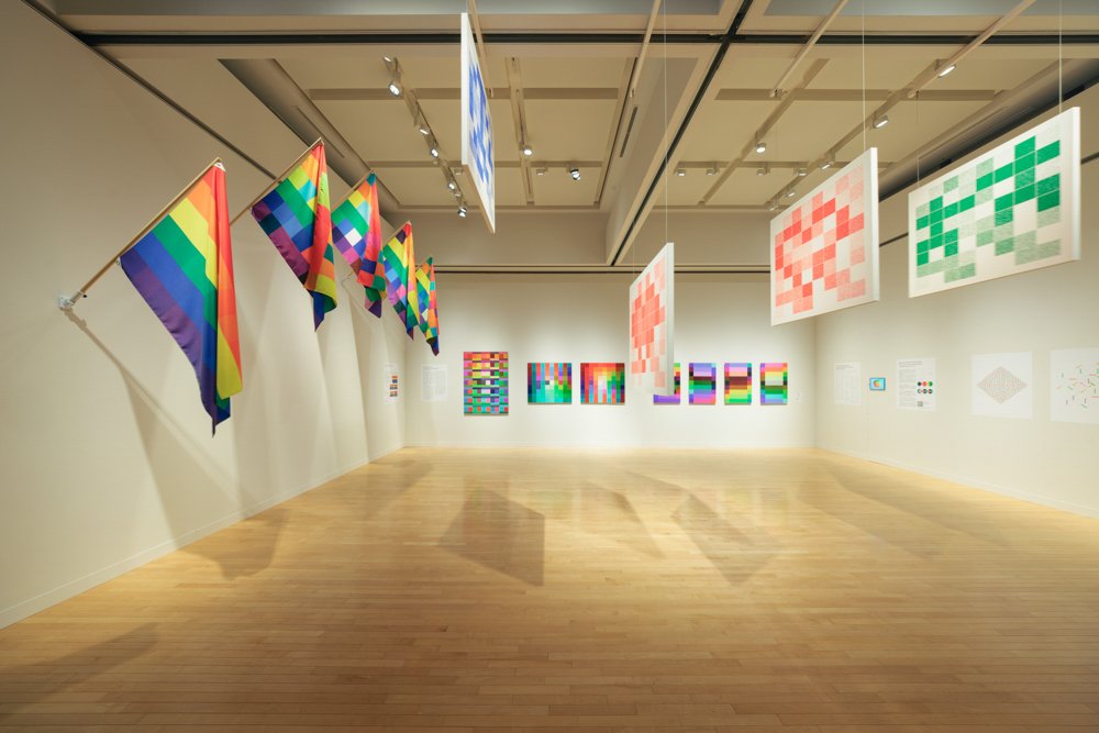 「ミッション∞インフィニティ｜宇宙＋量子＋芸術」展示風景、東京都現代美術館、2026年 久保田晃弘＋QIQB《Quantum Computer Art Studies》 撮影：大倉英揮